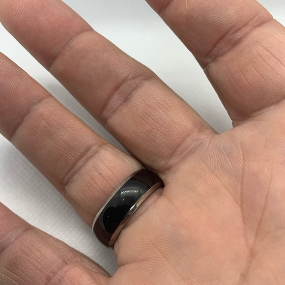 Men’s wedding ring or engagement band - Picture 2 of 6